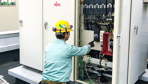 受変電設備工事をしている様子