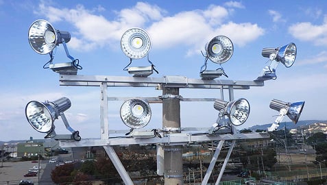 電灯・コンセント設備工事をしている様子