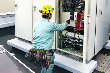 高圧電力を低圧に変換し供給する工事の様子