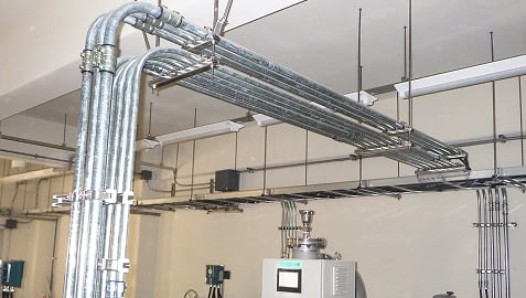 機械や制御機器を結ぶ配線工事の様子