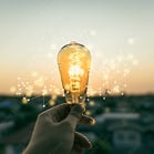明かりを手で持つ様子