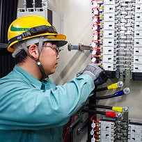 電気配線のメンテナンスをしている様子